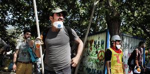 Demonstranten mit Atemschutzmasken im Gezipark.