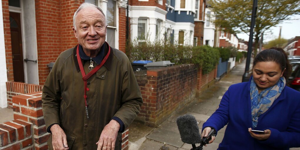 Ken Livingstone, neben im eine Journalistin mit einem Außenmikrofon