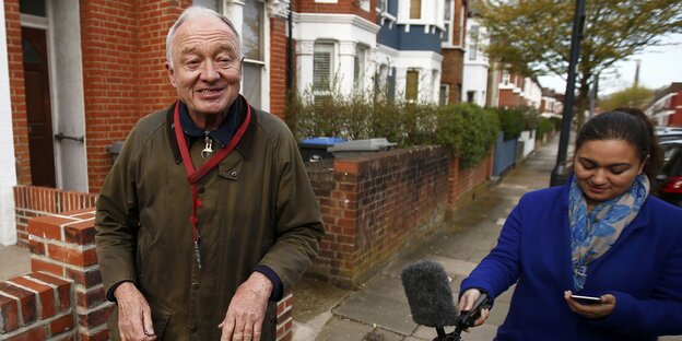 Ken Livingstone, neben im eine Journalistin mit einem Außenmikrofon