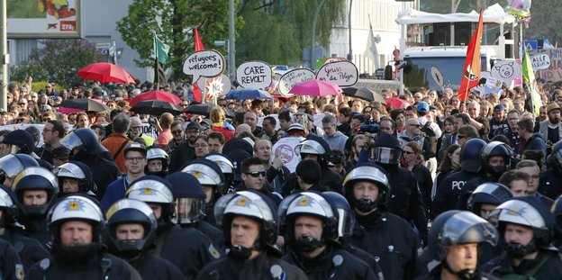 Polizei und Demonstranten auf der 18-Uhr-Demo in Berlin