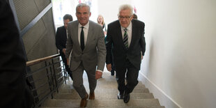 Thomas Strobl und Winfried Kretschmann gehen eine Treppe hoch