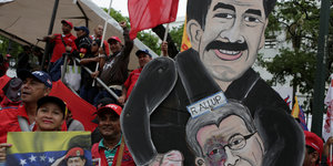 Der venezolanische Präsident und der Oppositionsführer als Pappfiguren