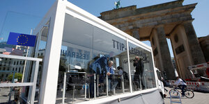 Der öffentliche TTIP-Leseraum vor dem Brandenburger Tor.
