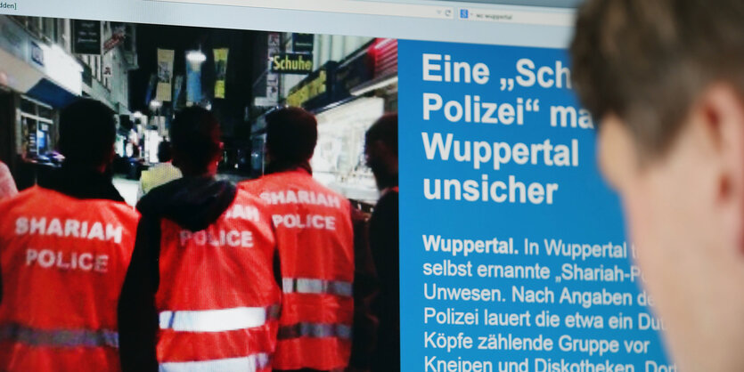 Ein Mann liest die Berichterstattung über die Scharia-Polizei im Internet.