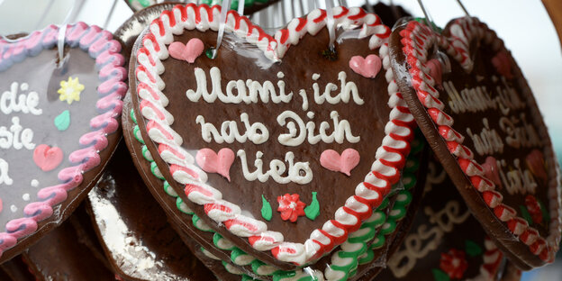 Ein Lebkuchenherz mit der Aufsxchrift "Mami, ich hab dich lieb"