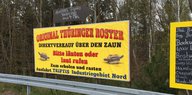 Ein gelbes Plakat mit der Aufschrift "Original Thüringer Roster - Direktverkauf über den Zaun - Bitte läuten oder laut rufen"