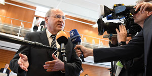 Gregor Gysi wird von Journalisten mit Kamera und Mikrofon befragt