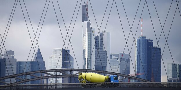 Hinter Brückenstreben sieht man die graue Skyeline von Frankfurt