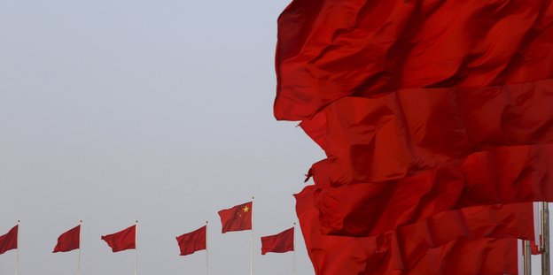 Rote Fahnen am Tiananmen-Platz