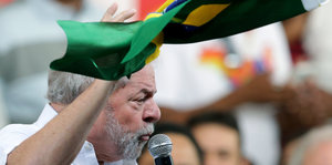 Lula im Profil, mit einer brasilianische Flagge wedelnd