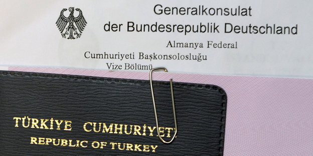 Ein türkischer Pass und ein deutsches Dokument