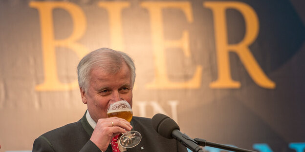 Ein Mann, Horst Seehofer, trinkt Bier