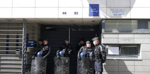 Polizisten bewachen den EIngang des Jean-Jaurès-Gymnasiums, nachdem sie die dort lebenden Flüchtlinge evakuiert haben