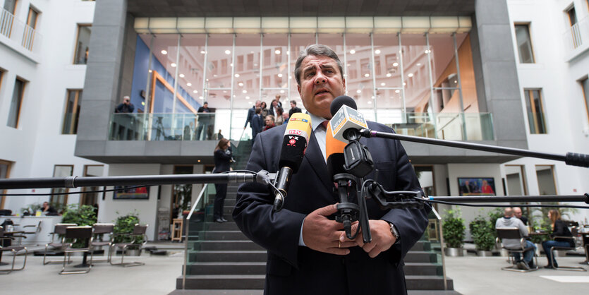 Bundeswirtschaftsminister Sigmar Gabriel steht vor Mikrofonen