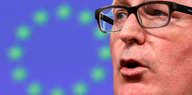 Mann mit Brille vor EU-Fahne