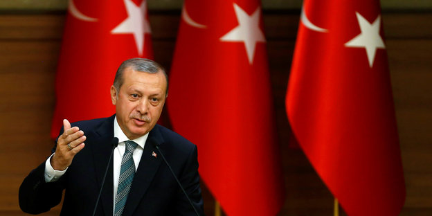 Der türkische Präsident Erdoğan steht an einem Pult