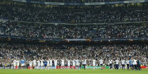 Spieler von Real Madrid halten sich an den Händen und lassen sich feiern