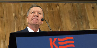 john Kasich steht an einem Pult