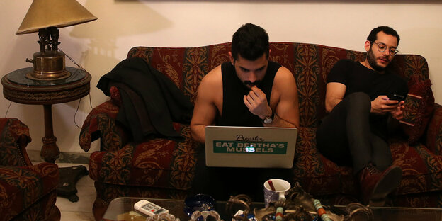 Hamed Sinno und Gitarrist Firas Abou Fakher sitzen auf einem Sofa