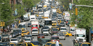 Dutzende Autos auf einer Straße in New York