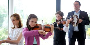 Eine Familie musiziert