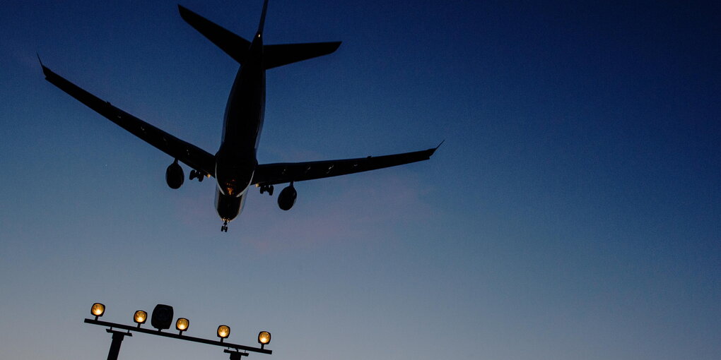 Ein Flugzeug vor einem dunkelblauen Abendhimmel