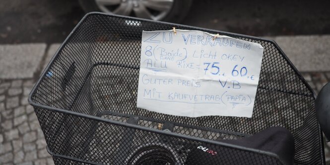 Auf der Kottbusser Brücke werden geklaute Fahrräder verkauft