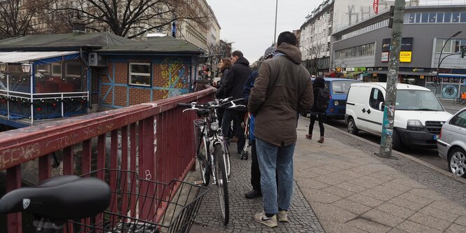 taz-Mitarbeiter im Gespräch mit dem Fahrraddieb (verdeckt)