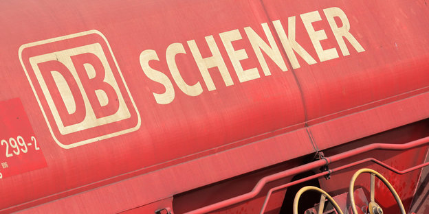 Ein Zugwagon mit dem Logo von DB-Schenker