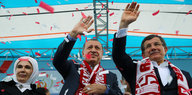 Erdoğan und Davutoğlu winken bei einem Fußballspiel