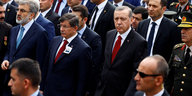 Erdogan Premier Davutoglu nehmen an einer Beerdigung teil