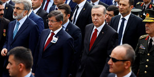 Erdogan Premier Davutoglu nehmen an einer Beerdigung teil