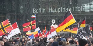 Neue Rechte vor dem Hauptbahnhof