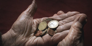 Münzen in einer Handfläche