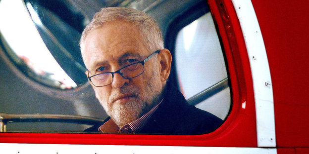 Jeremy Corbyn schaut aus einem Busfenster