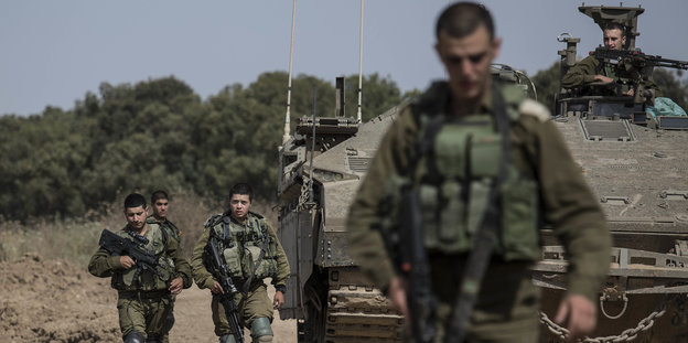 Israelische Soldaten und ein Panzer