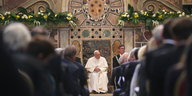 Papst Franziskus sitzt neben dem Oberbürgermeister der Stadt AAchen, während der Verleihung des Karlspreis