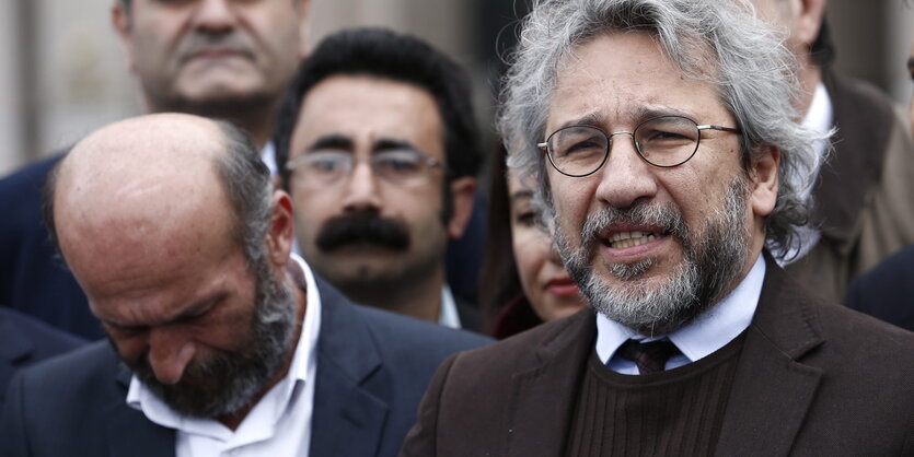 Can Dündar ist umringt von anderen Menschen