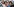 Menschen in bunten Klamotten. Es ist Abba