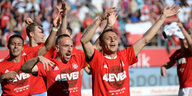 Spieler des FC Bayer München feiern den Titel