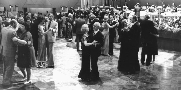 Margot Honecker und Erich Honecker tanzen 1976 im Palast der Republik