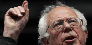 US-Senator Bernie Sanders zeigt "ein bisschen" mit seinen Fingern
