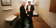 Behördenleiter Roland Jahn (l.) besucht die ehemalige Untersuchungshaftanstalt der Stasi in Rostock