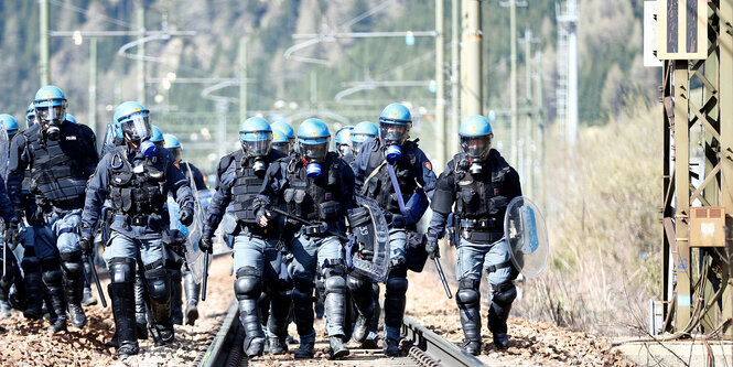 Wo sind die Menschen? Wie RoboCops ist die italienische Polizei ausgerüsstest.