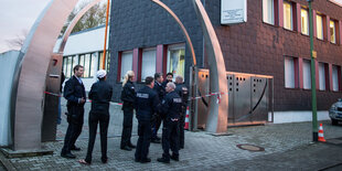 Polizisten stehen vor einem Essener Sikh-Tempel.