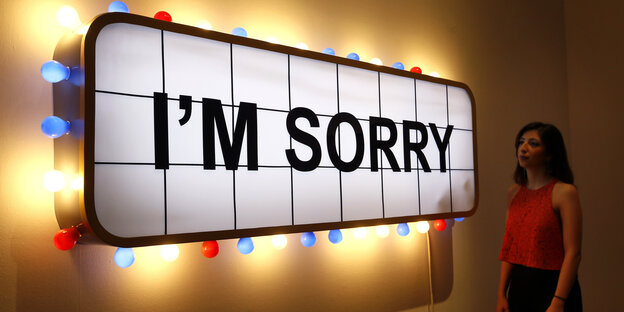 Auf einem leuchtenden Bildschirm steht groß "I'm sorry" geschrieben