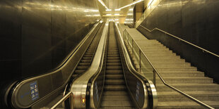 leere rolltreppe im u-bahnhof