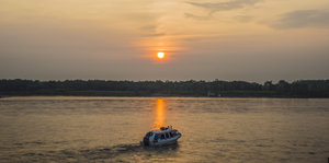 Sonnenuntergang über dem Fluss Rio Magdalena