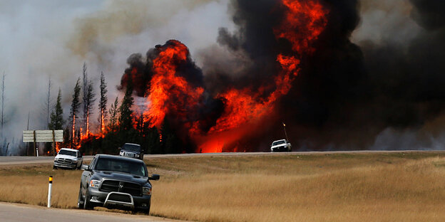 Rauch und Flammen hinter Autos auf der Highway