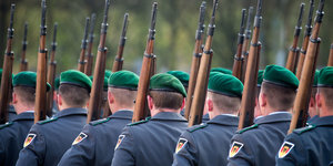 Soldaten der Bundeswehr maschieren im Gleichschritt
